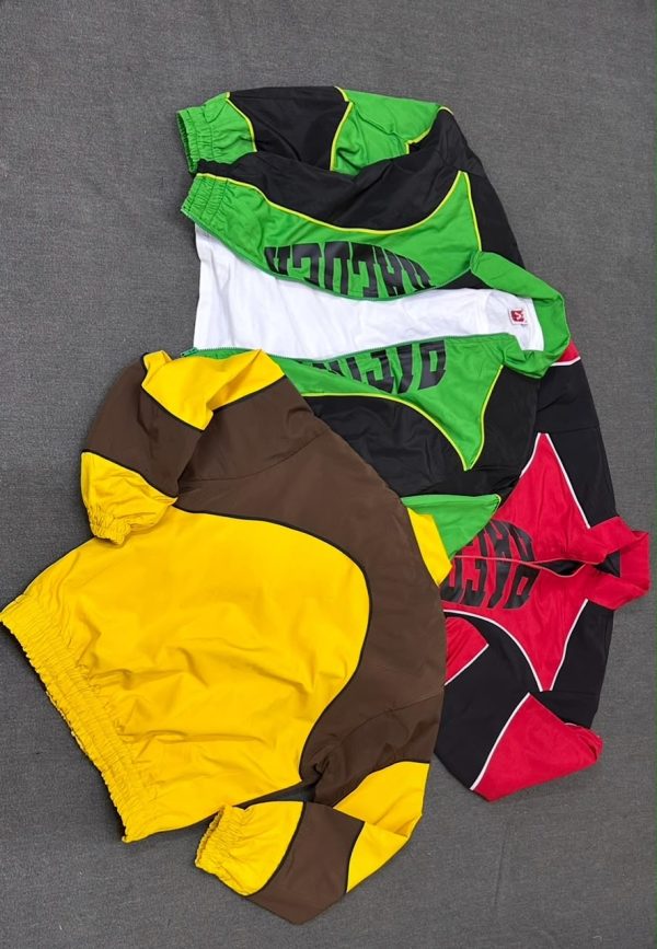 c53067b8-aa3c-4def-8445-b37567e0d491 Dual color raeder track jacket