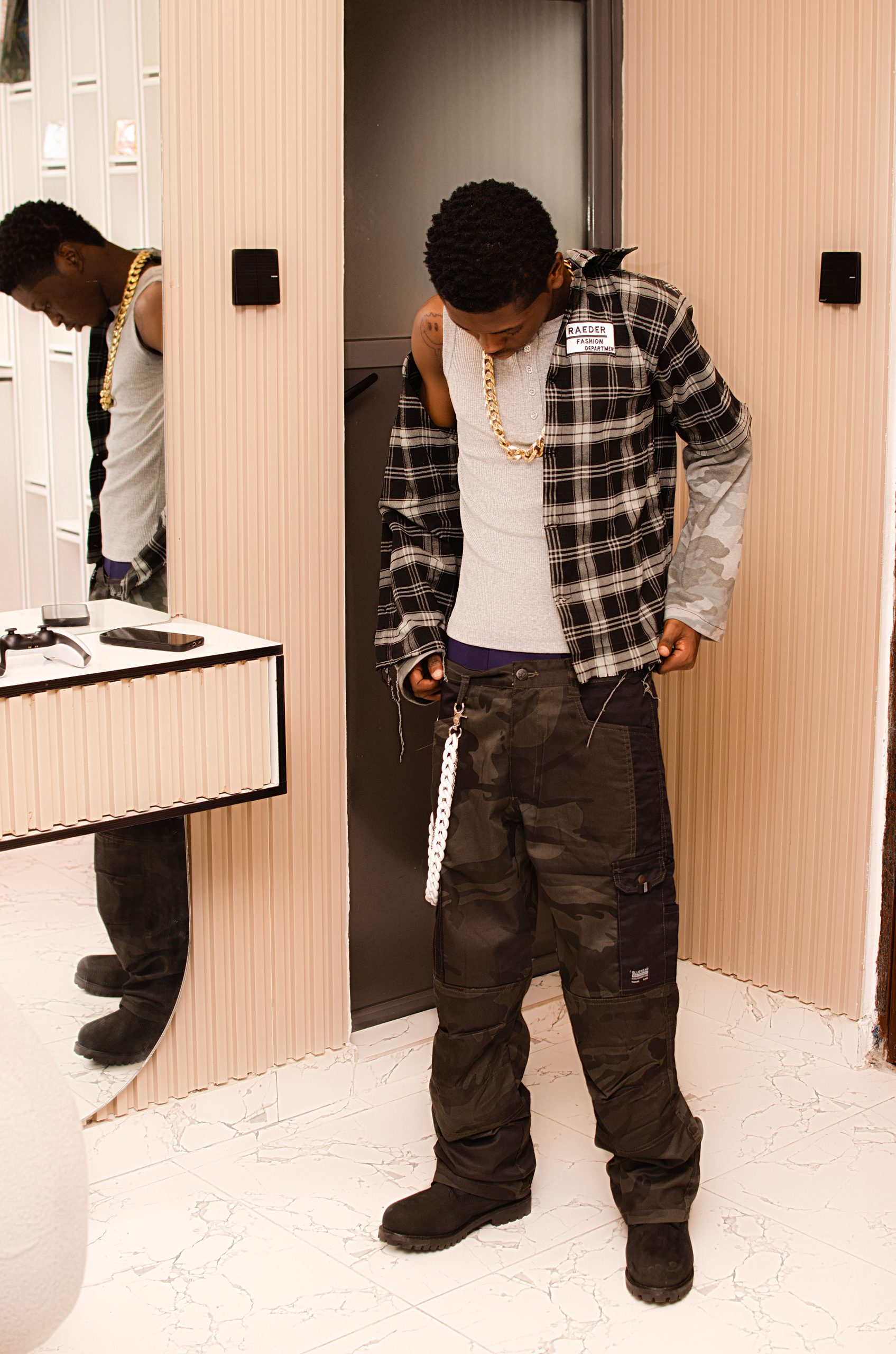 AceWears look — right